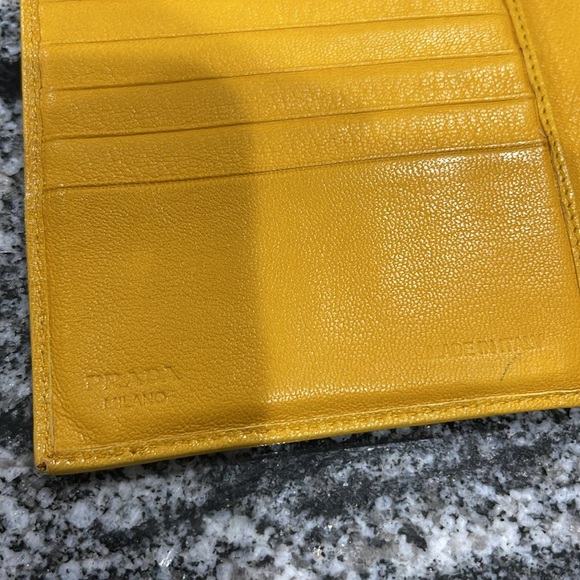 Prada Calf skin leather wallet in sole i l comes with box and cards - Picture 7 of 10